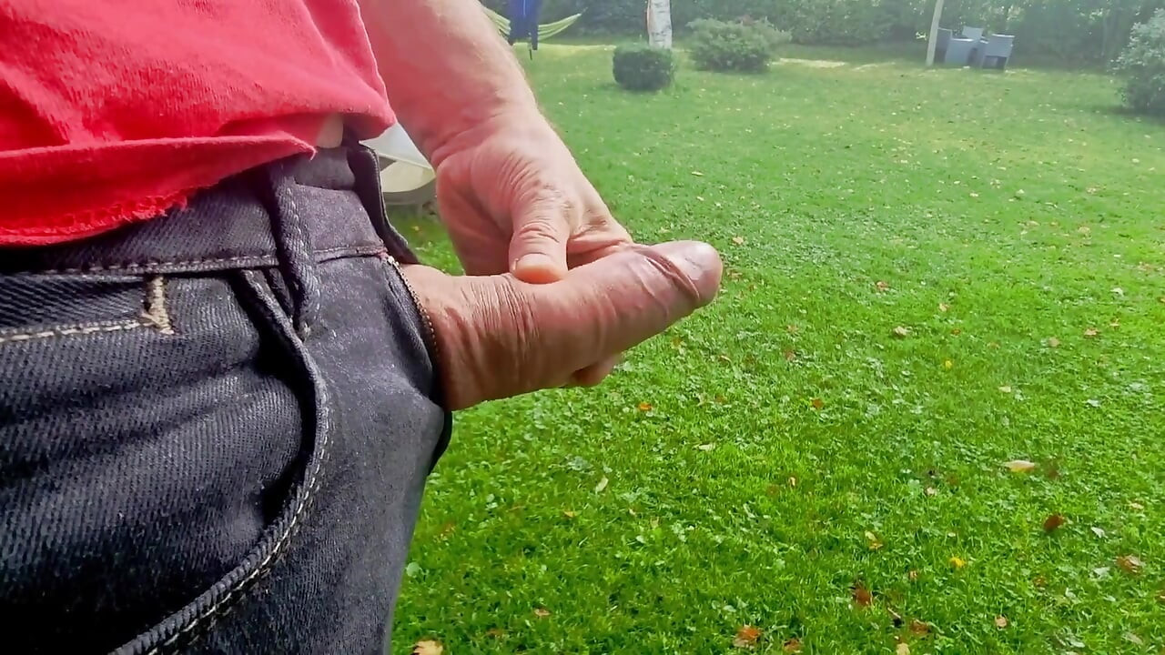 ฉันกําลังรักษาควยใหญ่ของฉันด้วยตําแยที่แสบ