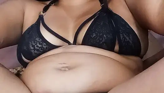 МОЯ КИСКА СТАНОВИТСЯ ВЛАЖНОЙ, КОГДА Я ВСТАВЛЮ СВОЮ ПЫШКУ ВНУТРЬ, И ЭТО РАСШИРЯЕТ МОЮ ЗАДНИЦУ