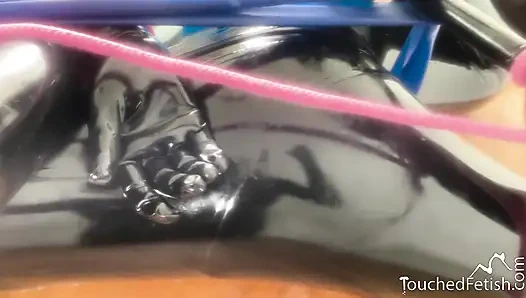 Touchedfetish - lastik ve lateks sürtük kullanılıyor ve sert şekilde sikiliyor