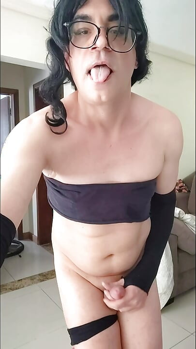 Amateur travestiet speelt met haar clit