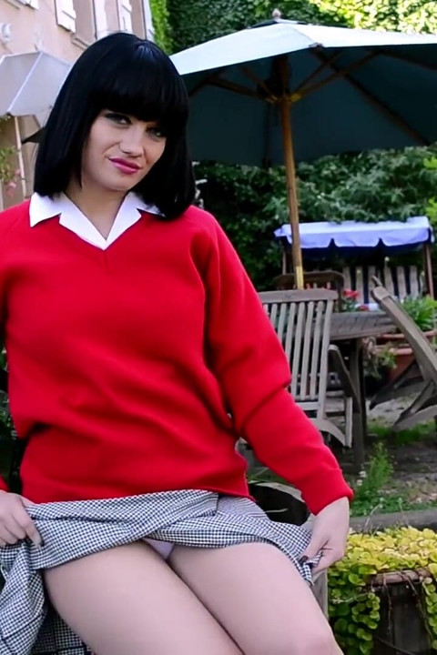 Vidéo d’uniforme rouge avec Natahlia Steel