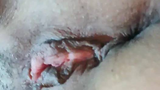 Неудовлетворенная жена Lusi думает о том, чтобы изменять своему