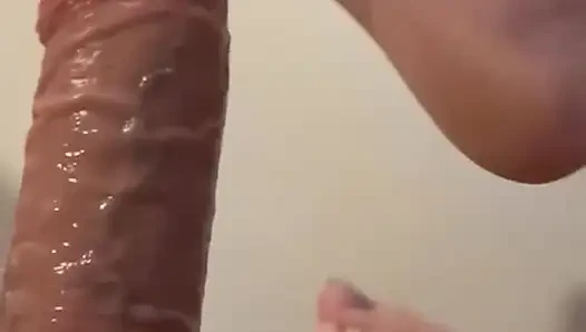 Cewek cantik dengan kaki mungil ini lagi asik muasin memeknya pakai dildo