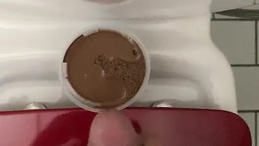 Tatlıya biraz taze krem ekleyerek