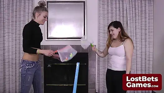 Carmen'in elleri dolanıyor, tokatlıyor ve ustaca parmaklıyor