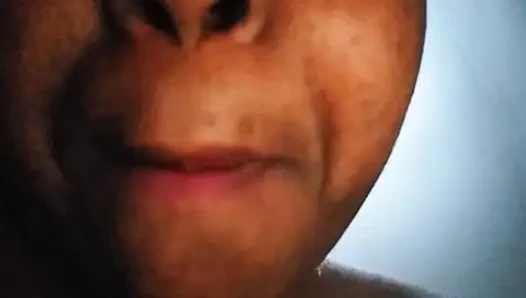 Lass uns sehen, wie tief meine finger gehen Teen (18+) schiebt ihre finger in ihre kehle.