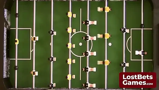 Striptizli bir langırt oyunu sonunda şaplak atma sözü veriyor