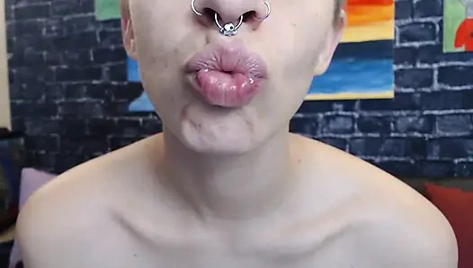 Büyük rujsuz dudaklar