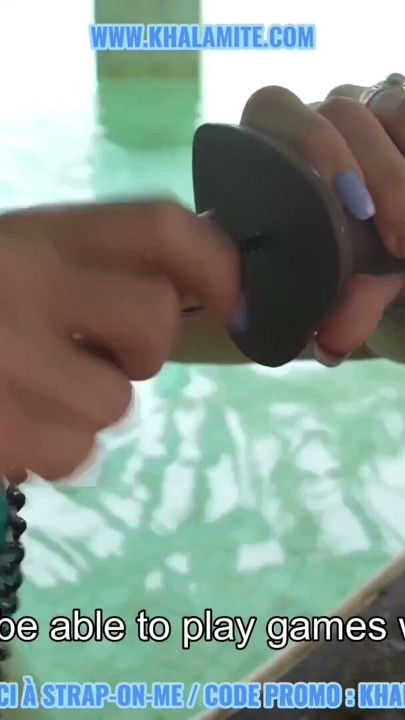 Do orgazmu wystarczy jej tylko XL dildo Strap-on-me - French Vlog Bali Pool KHALAMITE | Clip 2