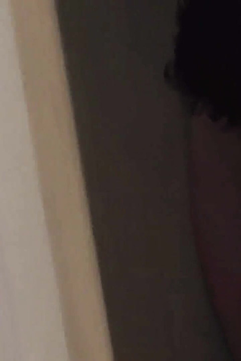 سيدة بفستان أحمر تتحكم في السيطرة