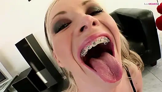 Tatlı hatun sert sikişten sonra büyük bir yarağı emiyor