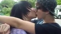 Emo-Jungs küssen sich