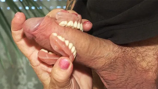 Mamá sin dientes de 74 años mamando a varios
