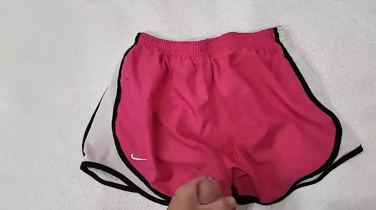 बहन की नाइके शॉर्ट्स की गुलाबी जोड़ी पर वीर्य