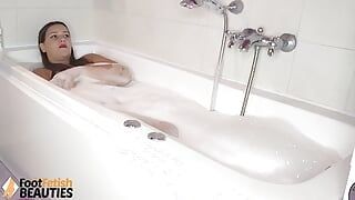 Bombshell super panas Dexye mandi dan mempamerkan kaki seksinya