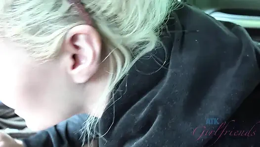 Elsa Jean, минет и дрочка в машине в видео от первого лица! Блондинка сосет, жестко скачет, затем с массивным камшотом