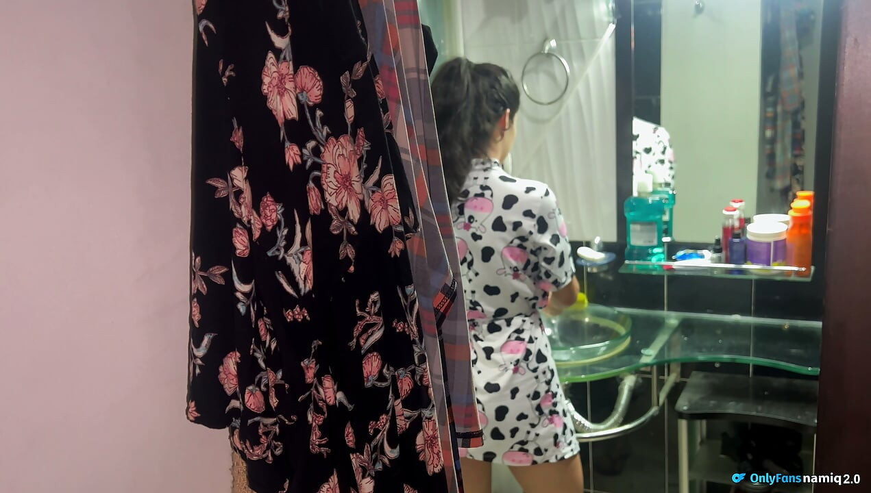ENQUANTO ELE SE MASTURBA COM A MÃO, EU EMPRESTO-LHE A MINHA BOCA PARA A ENCHER DE ESPERMA
