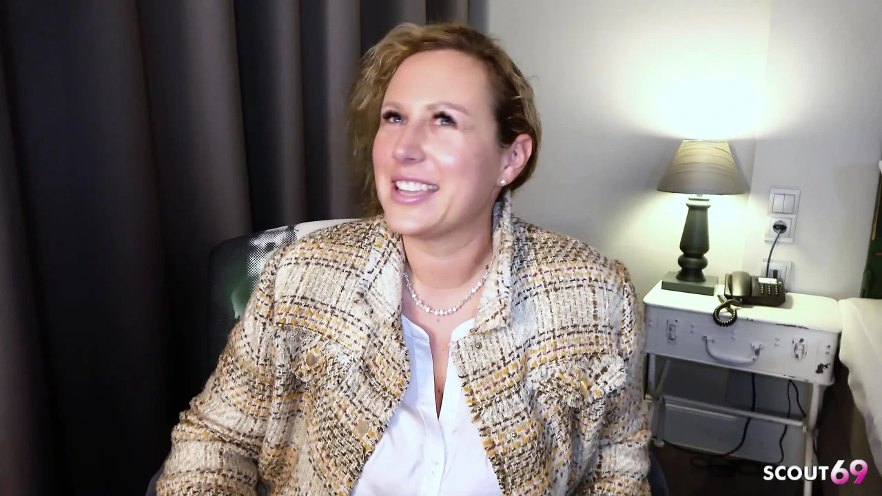 德国胖美女成熟Kathy深, 天然巨乳和大屁股被男孩挑起选角性爱