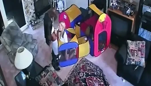 Olgun sarışın orta yaşlı seksi kadın büyük zenci yarağını oyun çadırında derine alıyor