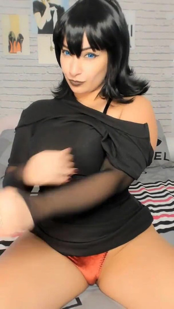 Kultni trenutak iz filma "Mavis iz hotela Transylvania cosplay zadirkuje i sisa svoju igračku, pušenje i ahegao"