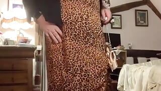 Traje con un vestido de raja de leopardo para una noche