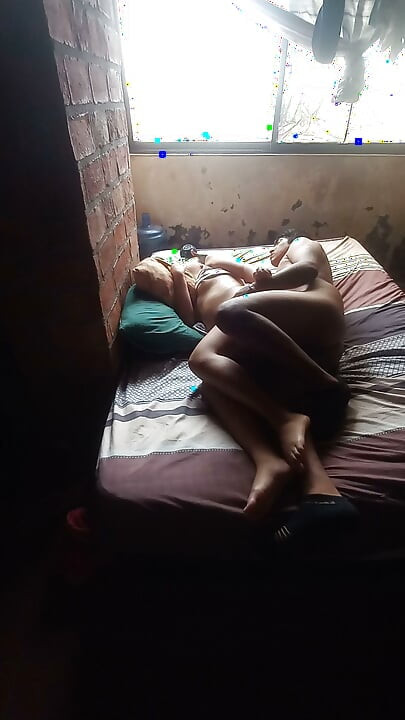 Tatăl meu vitreg îmi linge pizda înainte să mă futa tare în patul nevestei lui, fiica vitregă nu se oprește din gemut