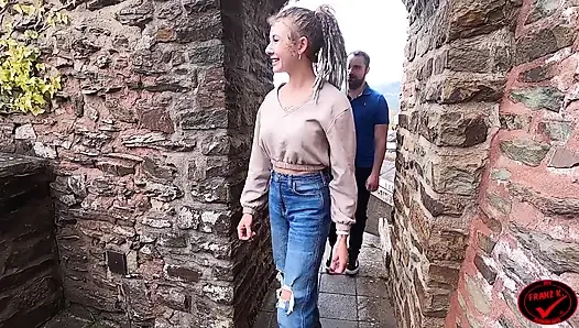 Public! Riskanter Blowjob Beim Ausflug Zur Burg!