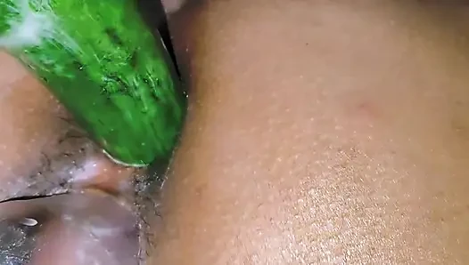 Pooja steckte eine Flasche in die muschi der ehefrau, steckte gurke in ihren arsch ein und explodierte ihren arsch.