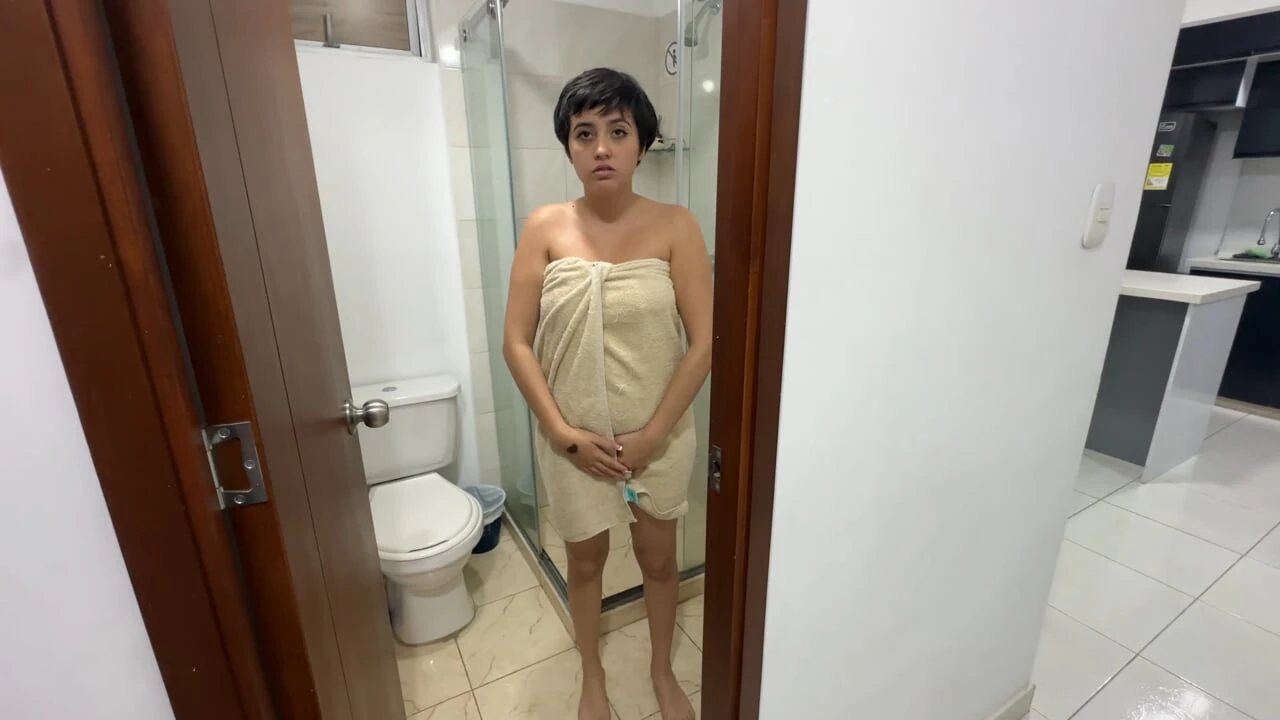 Aiuto la mia sorellastra sexy fuori dal bagno che è stata rinchiusa, in cambio mi fa scopare duro nel suo culo stretto con il mio cazzo enorme