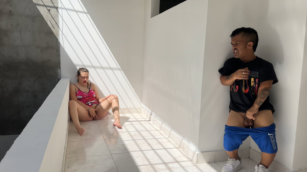 Slyším vzrušující sténání a vidím svou sexy nevlastní sestru masturbovat; Jsem nadržený a rozhodl se snížit jeho roh.