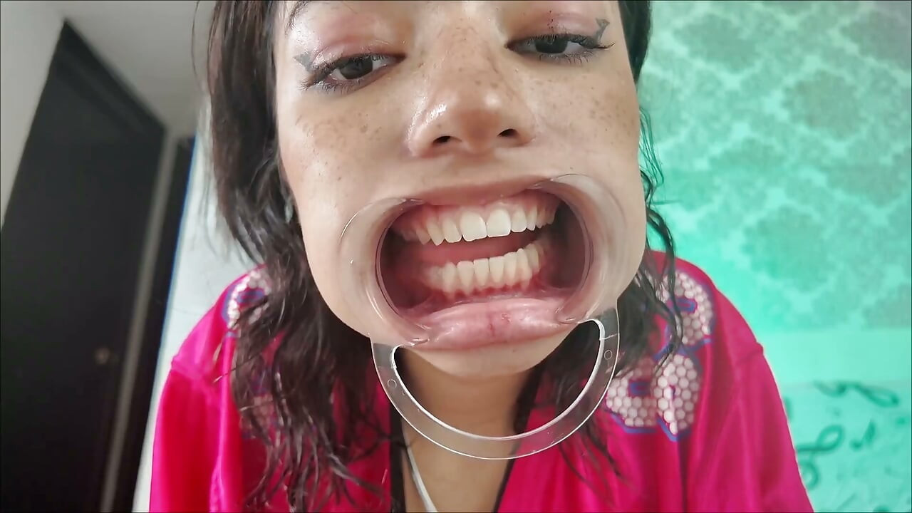 לחיים נמשכות הצידה שיניים חשופות