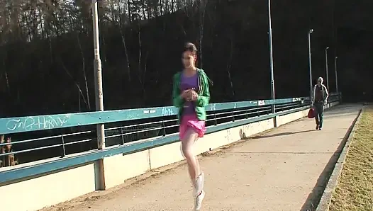 Ateşli esmer açık havada yaşlı adam tarafından yalanıyor ve parmaklanıyor