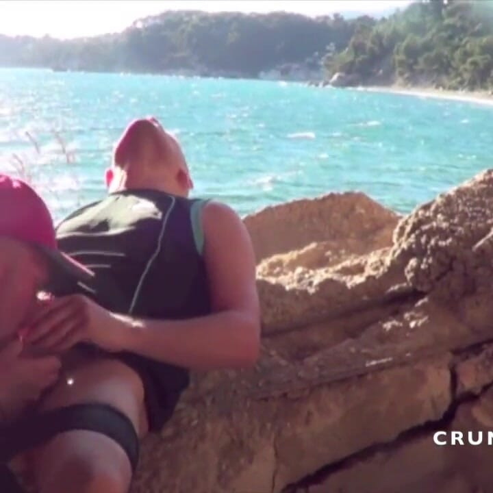 Twee badboys neuken op openbaar strand met sportschoenen