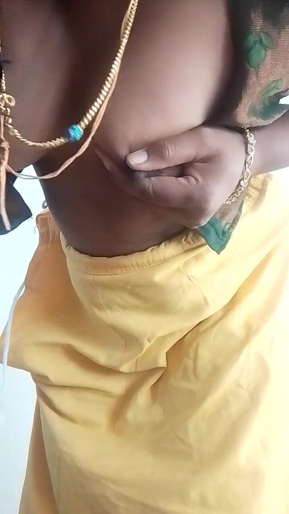 Epic moment from "Tamil bazari aunty saree undressing"