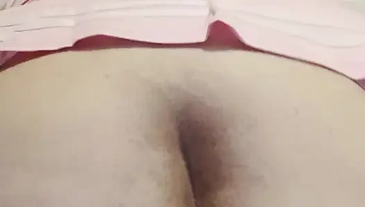 plugged bBW reitet großen realistischen dildo in einem rosa cheerleader-kleid