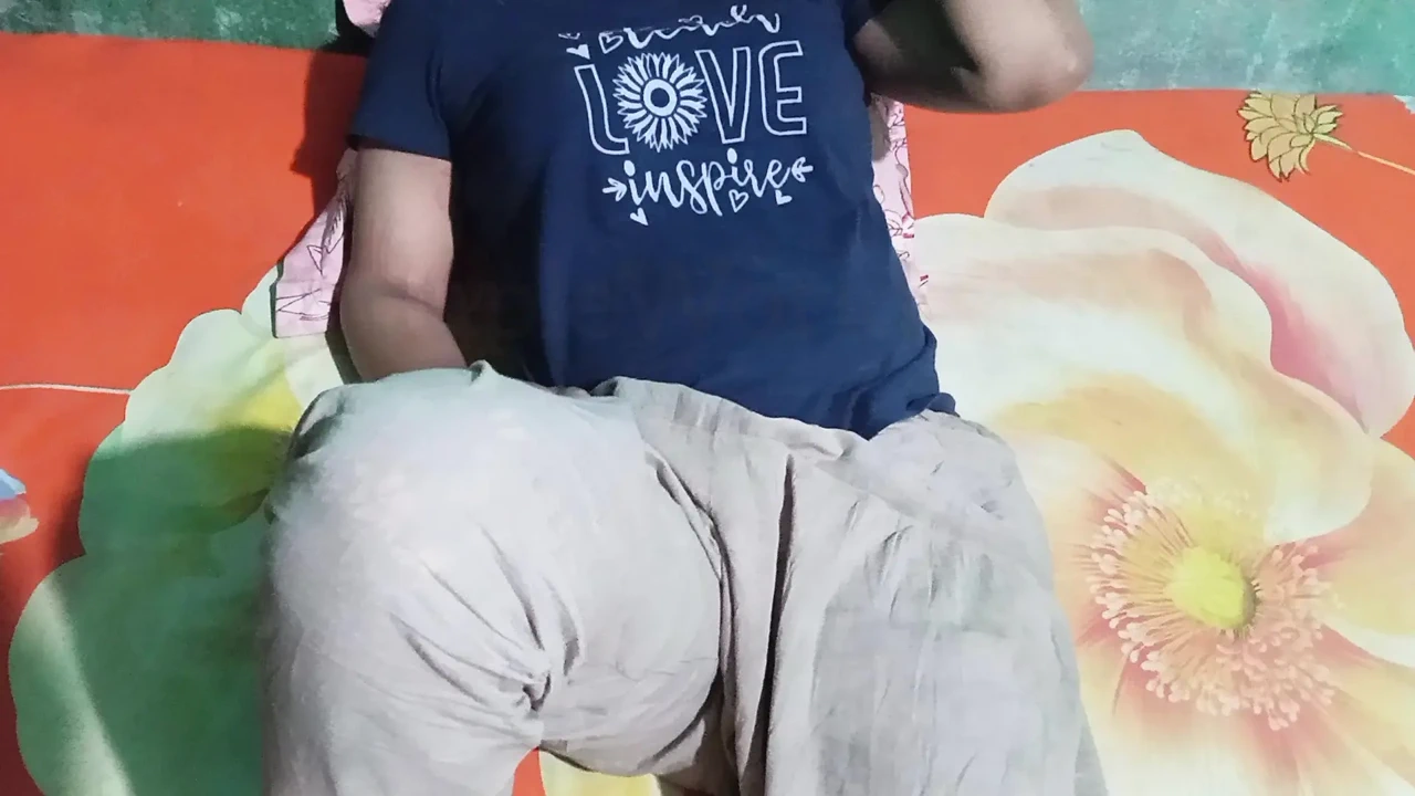 我美丽的老板妻子在我的房间里做爱