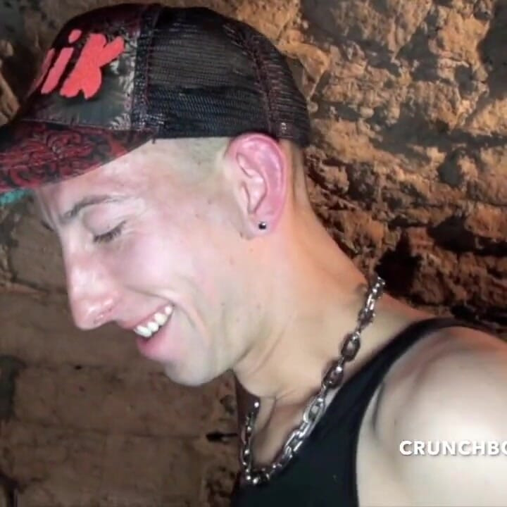 Twink 在地下室被 2 个大鸡巴顶级男孩性交