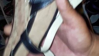 Éjaculation sur des sandales indiennes