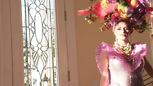 Ünlü olmak istiyor ve oraya gitmek için her şeyi yapacak