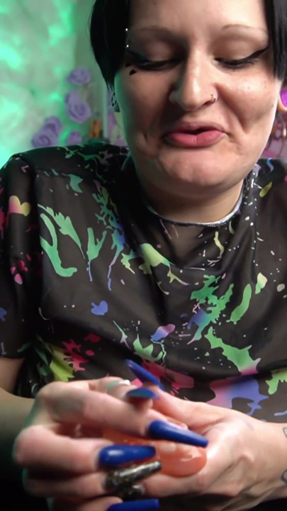 Grote natuurlijke tieten en mooie tanden Joi