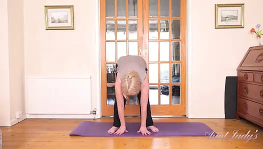 Auntjudys - Грудастая Зрелая Милфа Миссис Эми - Шаловливая Йога-тренировка