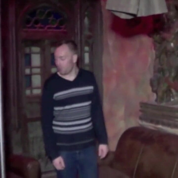 性感的继父在桑拿房时使用的性感 twink