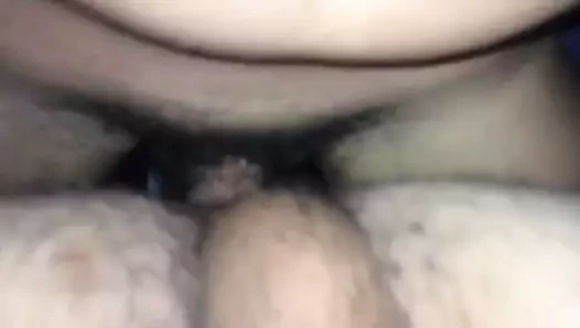 Genç iri güzel kadın götünü prezervatifsiz sikiyor
