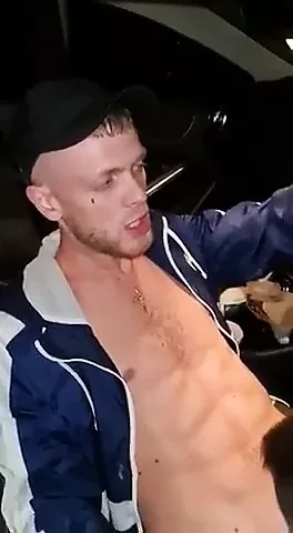 异性恋英国男孩在车里被匿名