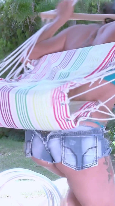 Luciferina: 수영장에서 벌거벗은 거유 Luciferina의 예쁜