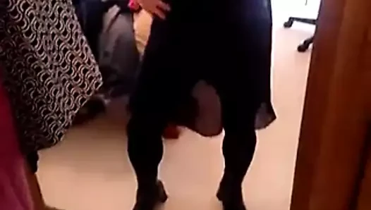 Sert clitty oynarken giyinmiş