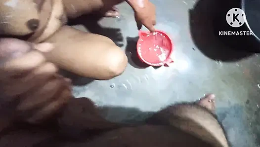 Сводный брат и сводная золовка в ванной в целом романтическом романе