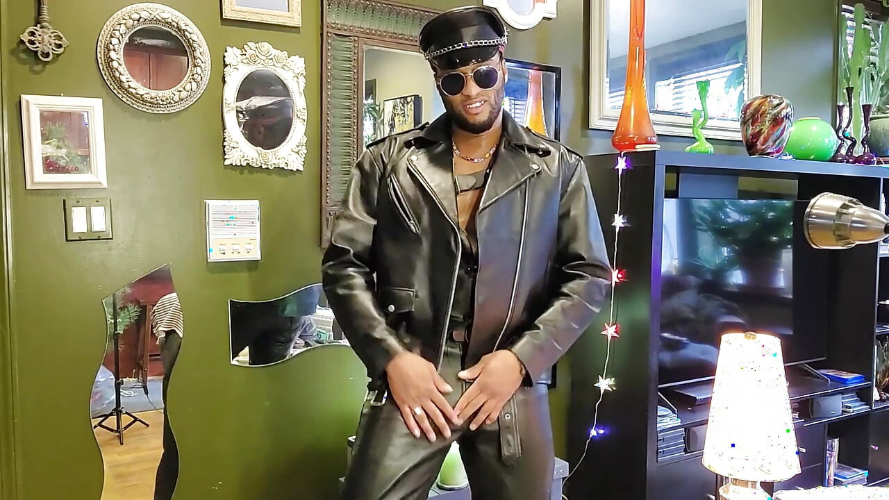 Kennie Jai дрочит в коже и кончает огром для тебя!!