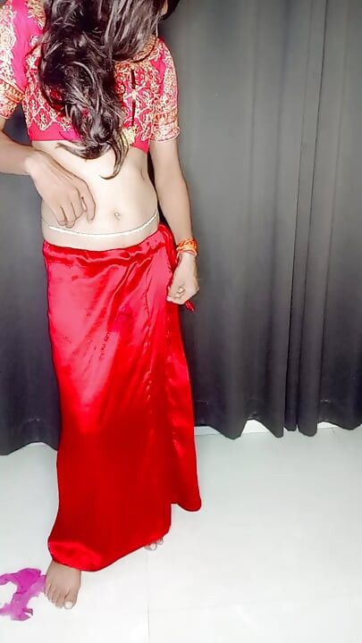 Indijska maćeha slavi karwachauth u crvenom sariju i crvenim gaćicama grudnjaka