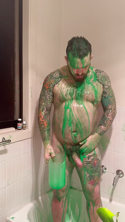 ぽっちゃりしたクマがスライムで体を覆い、オナニーする